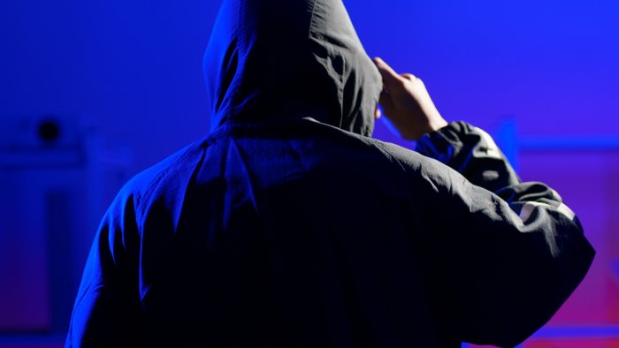 minacce a destra e manca con bastone e benzina indagati due fratelli