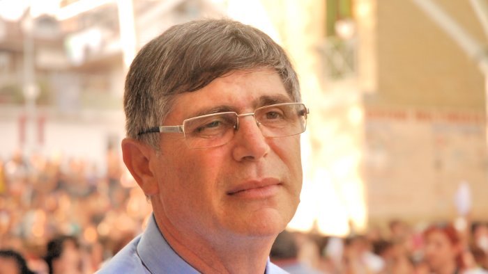 consegna proiettile a don patriciello durante la messa fermato