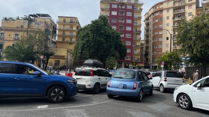 traffico impazzito al vomero l appello riaprite piazza degli artisti