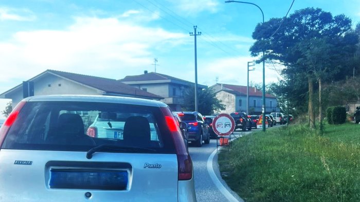 lavori di asfalto nelle ore di punta caos lungo la statale 90 ad ariano