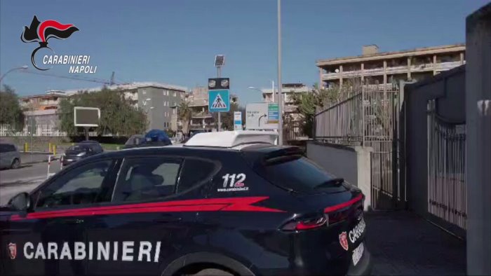 interviene per sedare una lite stradale accoltellato al petto e grave