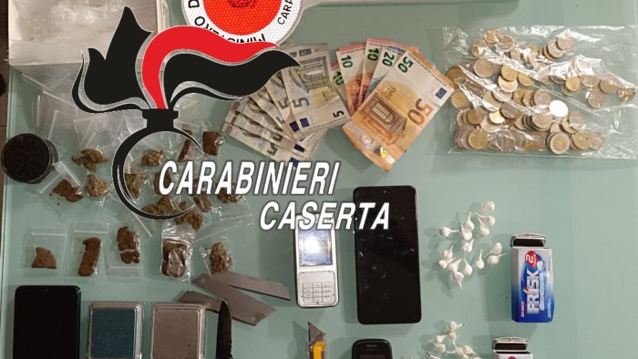 mondragone droga e contanti in auto arrestati due giovani