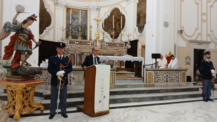 polizia cerimonia per il patrono san michele e medaglie a chi e in pensione
