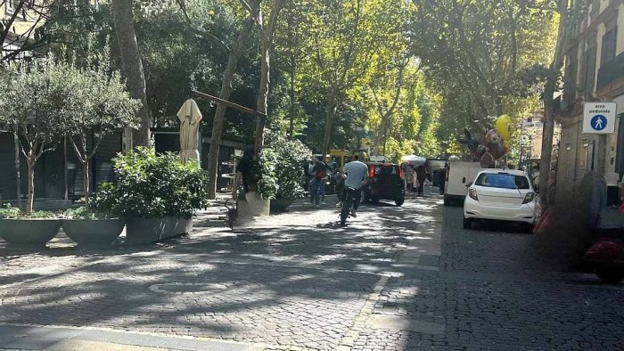 napoli al vomero in via luca giordano l isola pedonale che non c e