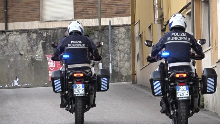 da foggia ad ariano fermato ed ecco cosa scopre la polizia municipale in moto