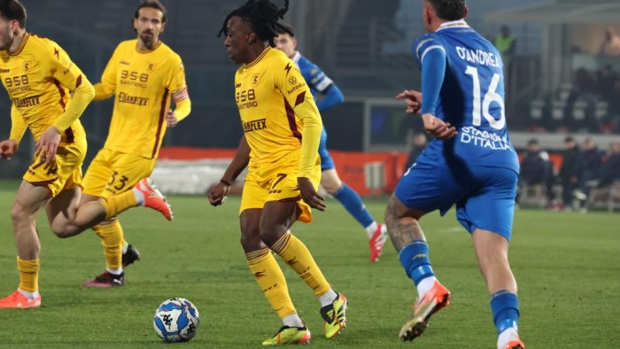 salernitana porte girevoli tongya ai saluti machin attende