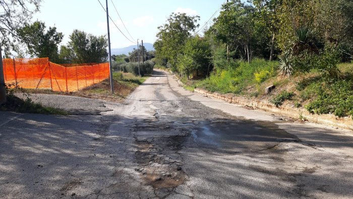 l acqua che sgorga sull asfalto e manca nelle case ecco fiumarelle da ariano