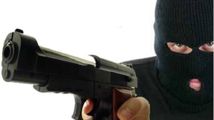 agropoli rapinatori puntano la pistola e portano via un auto