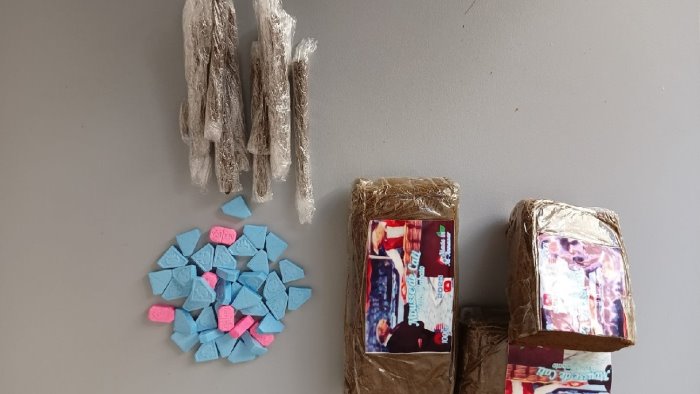 nasconde droga in casa scoperto e arrestato dalla polizia