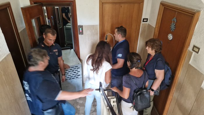 napoli liberato un cane lasciato a morire di fame e sete da una settimana