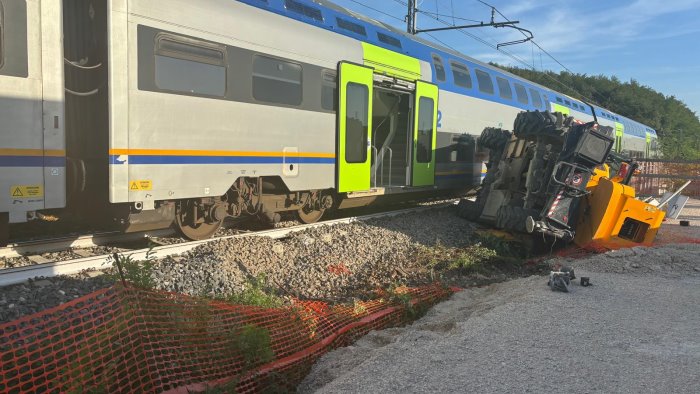 frana terreno gru su binari e impatto treno deraglia paura per 30 passeggeri