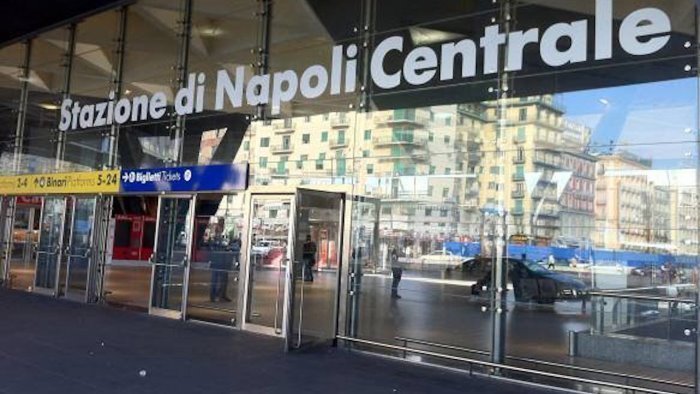 donna rapinata alla stazione centrale di napoli arrestato un 57enne