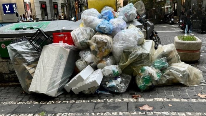 napoli al vomero anche a settembre strade sporche e rifiuti