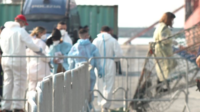 sbarca la sea watch a napoli 124 migranti tra cui 16 minori non accompagnati