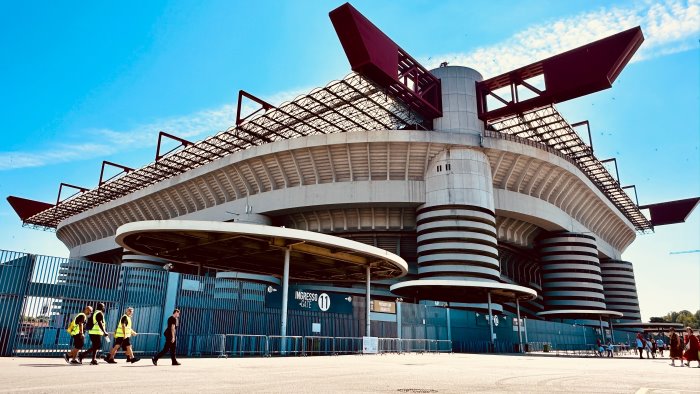 san siro il consiglio di milano dice si alla vendita aiutino di forza italia