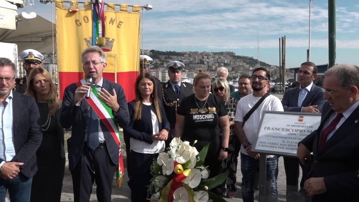 napoli ricorda francesco pio maimone la targa commemorativa a mergellina