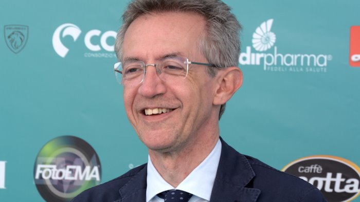 napoli vola rating fitch sale a bbb manfredi esulta