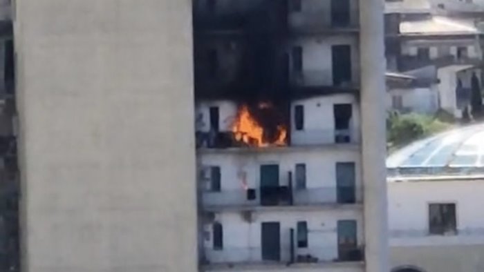 terrore a pagani un 35enne accoltellato e un appartamento in fiamme