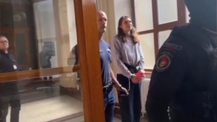 ilaria salis denuncia le condizioni di maja trascinata in catene e torturata