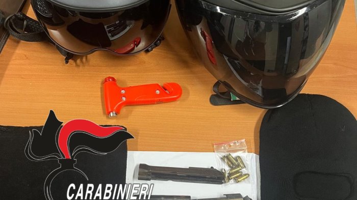 in auto il kit del rapinatore carabinieri arrestano due persone