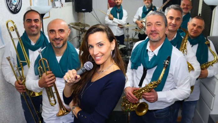 arcella c e attesa per il concerto della little swing orchestra