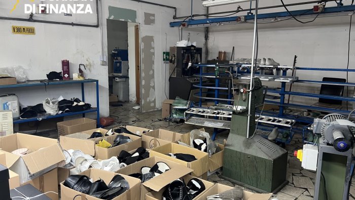 scoperto e sequestrato un calzaturificio clandestino all interno di un garage