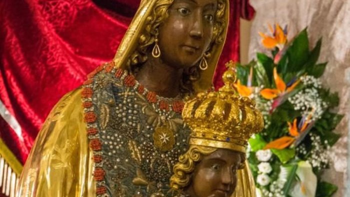 pellegrini dalla campania in basilicata verso il santuario della madonna nera