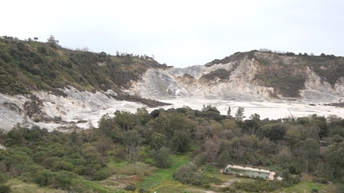 campi flegrei l ai svela origine degli sciami sismici non e il magma la causa