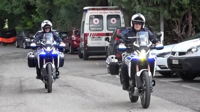 cervinara lancia suppellettili dal balcone 40enne da in escandescenza