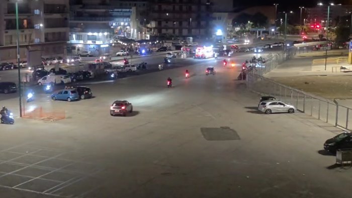 corse folli davanti allo stadio maradona dopo la tregua di nuovo caos