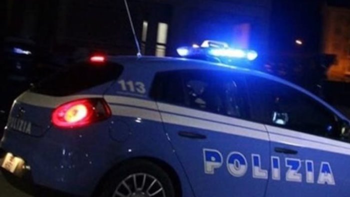 ventenne accerchiato da quattro persone massacrato e lasciato a terra