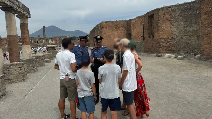 pompei lotta alle guide turistiche abusive nel parco archeologico