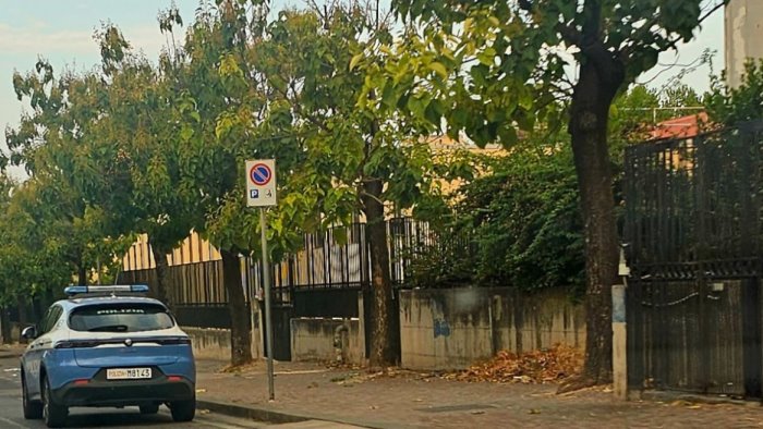 poliziotti aggrediti e danni all auto di servizio degli agenti arrestato 29enne