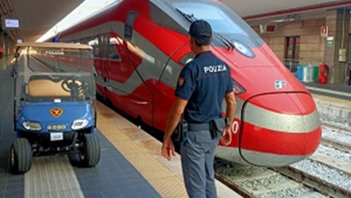 stazione napoli centrale rapina un giovane ma viene bloccato e arrestato