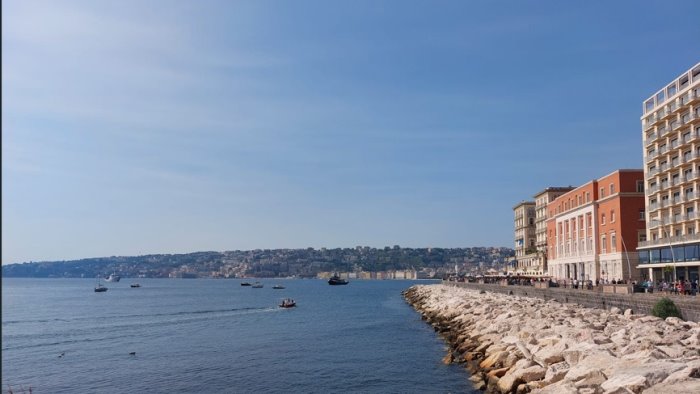 napoli padre e figlio pestati a sangue da una baby gang sul lungomare