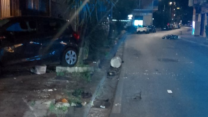 incidente auto scooter nella notte veicolo si schianta contro un negozio