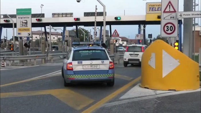 lavori in autostrada stop ai mezzi pesanti oltre 7 5 tonnellate a grottaminarda