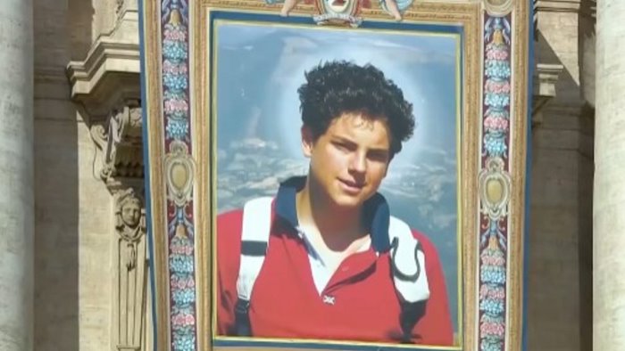 carlo acutis e santo lungo applauso in piazza san pietro