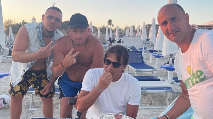 conte relax in puglia e i tifosi di serino lo prendono per la gola