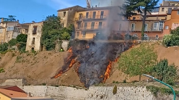 ariano una scintilla il costone in fiamme e il panico tra gli abitanti