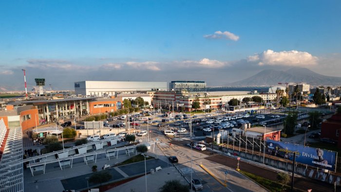 taxi e noleggi abusivi controlli e sequestri in zona aeroporto capodichino