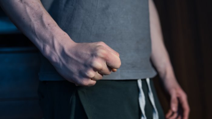 paura a caivano durante la festa di famiglia aggredisce la moglie e il suocero