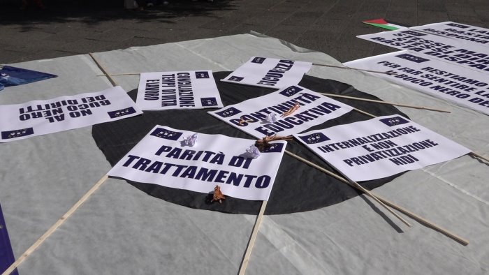 un flash mob a napoli per difendere la scuola e garantire sicurezza