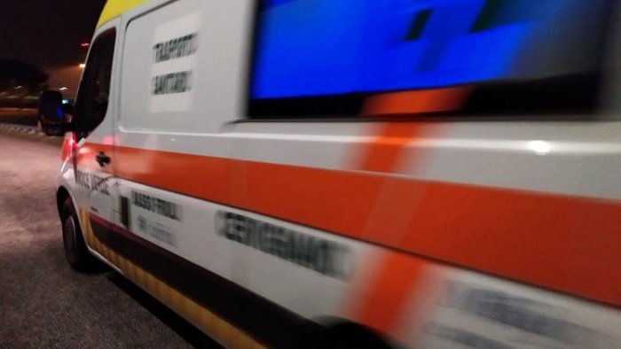 tir sbanda e finisce fuori strada caos sulla fondo valle sele statale chiusa