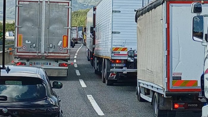 montemiletto tir perde carico di pomodori a16 bloccata