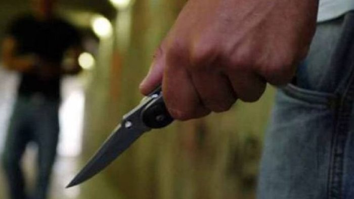 litigano sul bus spunta un coltello due feriti libero il 56enne