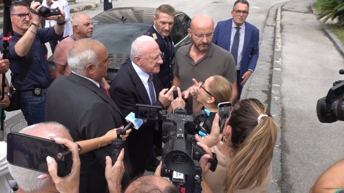 morte sospetta al ruggi mamma protesta contro de luca a salerno