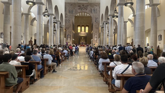 l ultimo saluto a don pompilio cristino in migliaia nel duomo di benevento