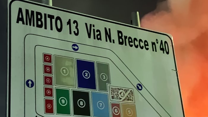 incendio-a-napoli-est-rogo-e-fumo-denso-in-un-deposito-si-avvertono-esplosioni